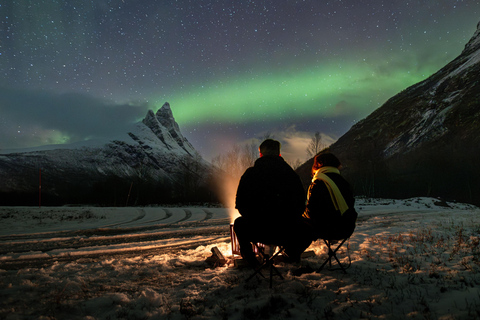 Tromsø: Northern Lights Hunt with Photos and Hot Food