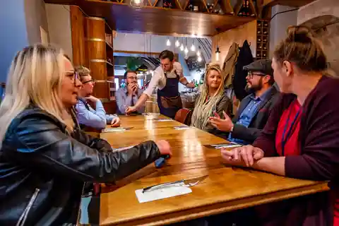 Cracovia: Visita guiada a un bar de vinos con degustaciones y aperitivos