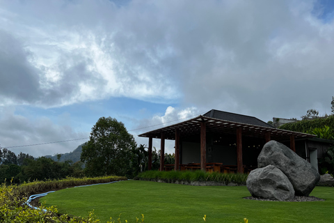 Bali: Ingresso para o Monte Batur em uma caminhada guiada ou passeio de jipeBilhete de entrada e caminhada guiada até o cume