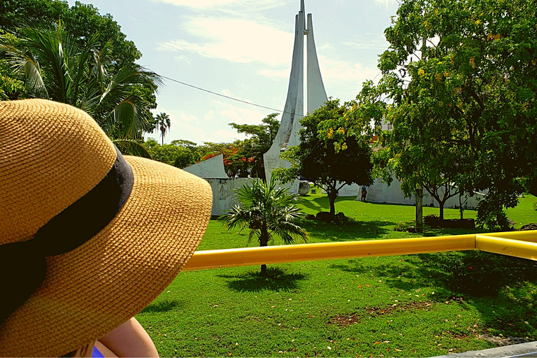 Cancún: tour guiado con compras y cata de tequilaTour desde lugares de encuentro en Cancún