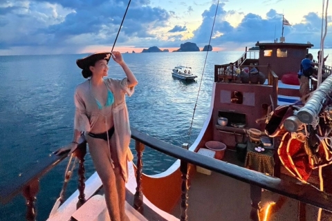 Krabi: Cudowne 4 wyspy z kolacją podczas rejsu o zachodzie słońcaPrywatna wycieczka z odbiorem z Khao Tong lub Thalane