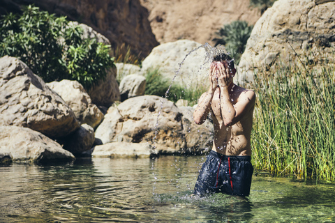 Muscat: tour di un giorno intero del Wadi Shab e della dolina di BimmahTour privato