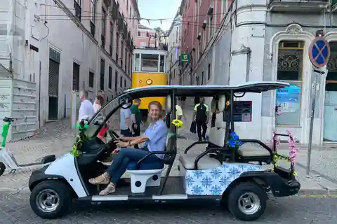 Lisbon: Guided Eco Tuk Tuk sightseeing tour
