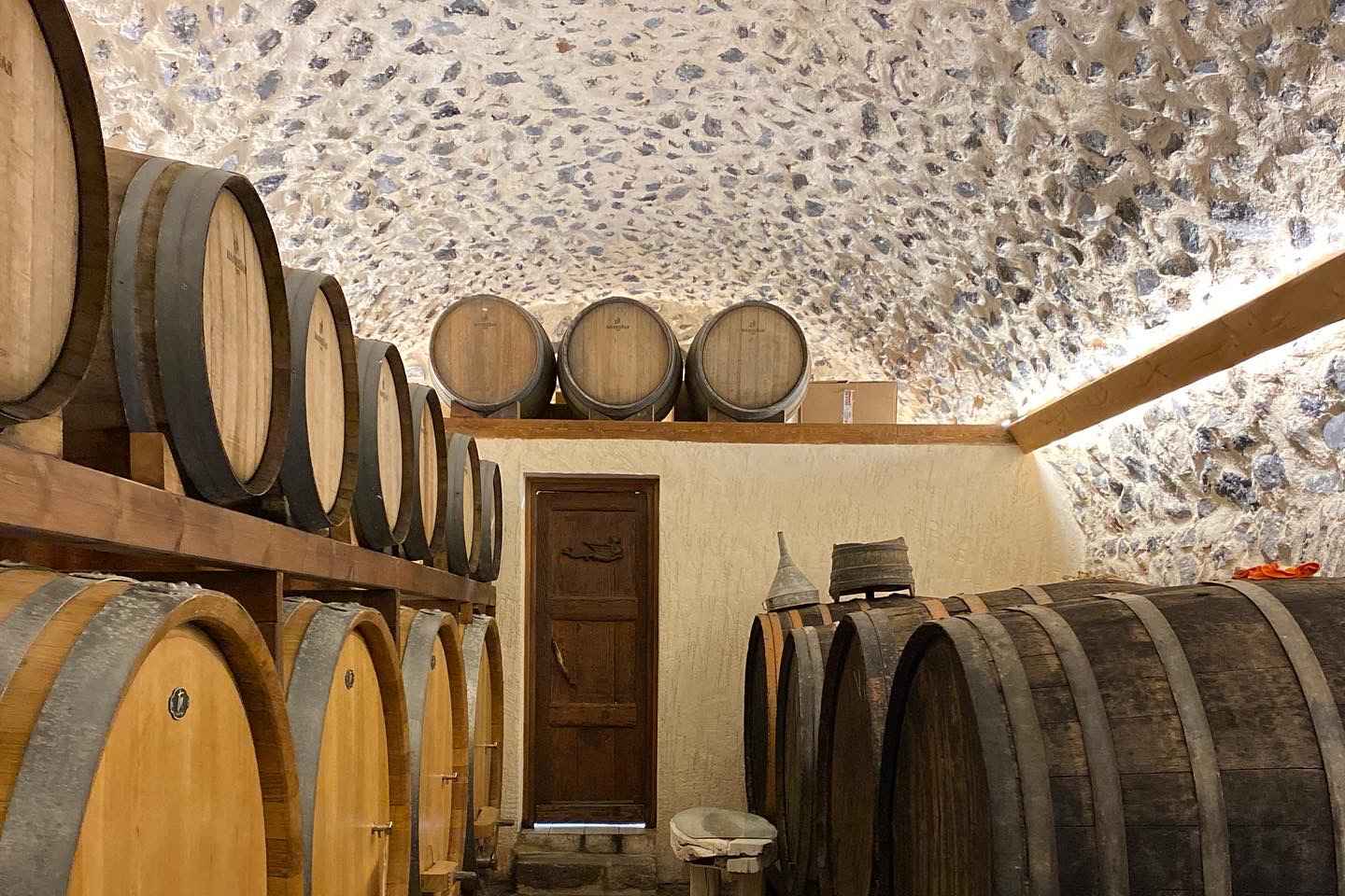 Santorini: Vínsmökkun og Gönguferð í Hellabyggðum