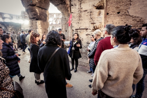 Rome: 8-Person Tour of Colosseum, Roman Forum, Palatine Hill Tour in Portuguese with Meeting Point