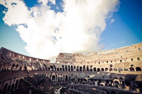 Rome: 8-Person Tour of Colosseum, Roman Forum, Palatine Hill Tour in Portuguese with Meeting Point