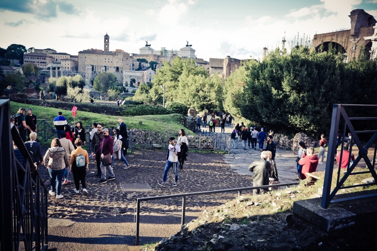 Rome: 8-Person Tour of Colosseum, Roman Forum, Palatine Hill Tour in Spanish with Meeting Point