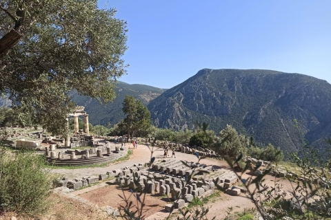 Desde Atenas: tour guiado de audio de realidad virtual de día completo en Delphi con entradaTour guiado de día completo