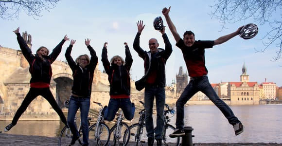 Prag: Fahrrad- oder E-Bike-Stadtrundfahrt mit einem lokalen Guide