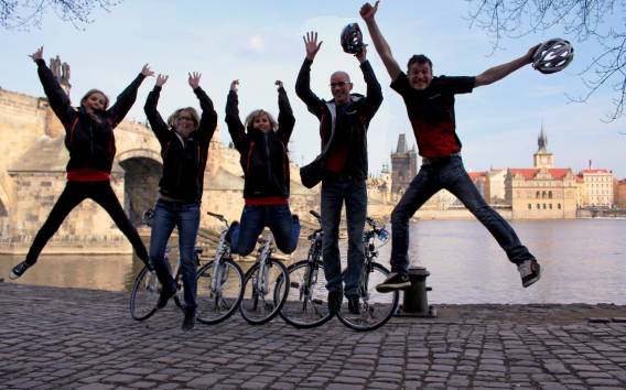 Prag: Fahrrad- oder E-Bike-Stadtrundfahrt mit einem lokalen Guide