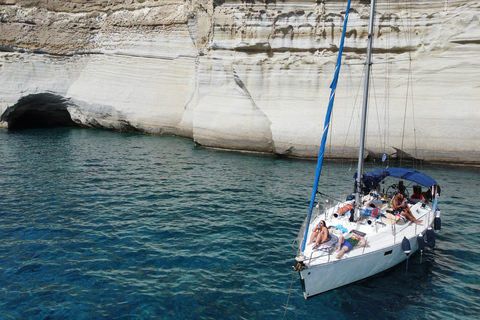 Milos : Crociera privata di un&#039;intera giornata a Kleftiko con pranzoCrociera privata di un giorno alle grotte di Kleftiko