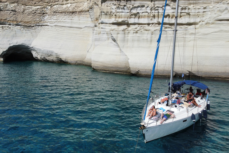 Milos : Privé cruise van een hele dag naar Kleftiko met lunchPrivé dagtocht naar de grotten van Kleftiko