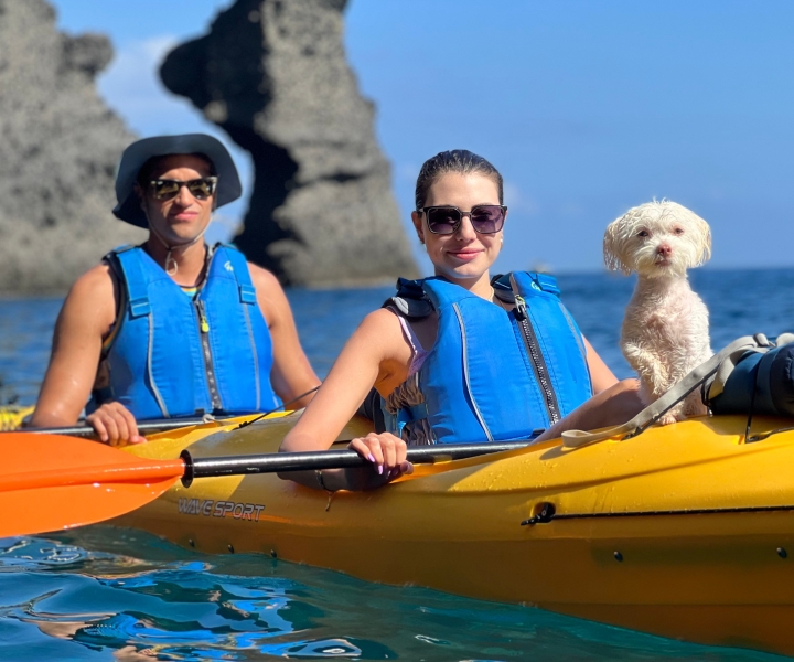 Santorini: Excursión en kayak por las cuevas marinas con snorkel y picnic