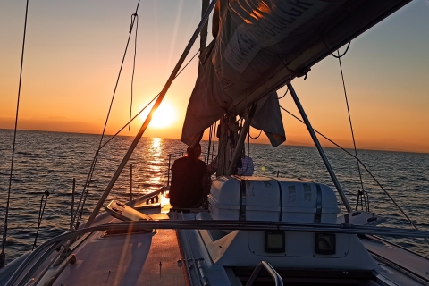 Hafen von Nea Michaniona: Bootsfahrt bei Sonnenuntergang in der Bucht von Thessaloniki