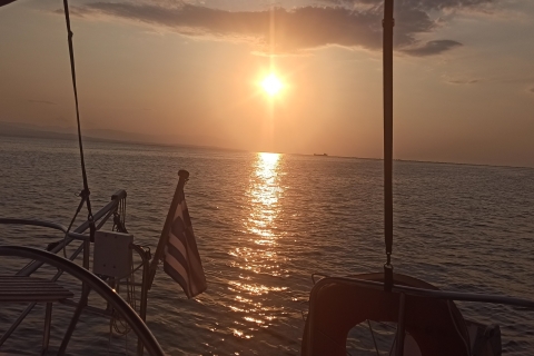 Hafen von Nea Michaniona: Bootsfahrt bei Sonnenuntergang in der Bucht von Thessaloniki