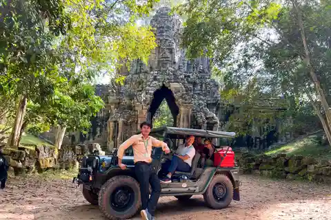 Siem Reap: Angkor Wat Sunrise and Market Tour de Jeep