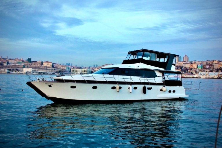 Istanbul : Croisière en yacht avec audioguide et collations depuis la vieille villeCroisière en bateau à l'heure du matin