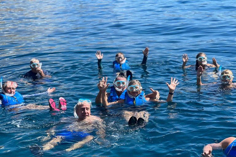 Santorini: Sea Caves Kayak Trip with Snorkeling and Picnic