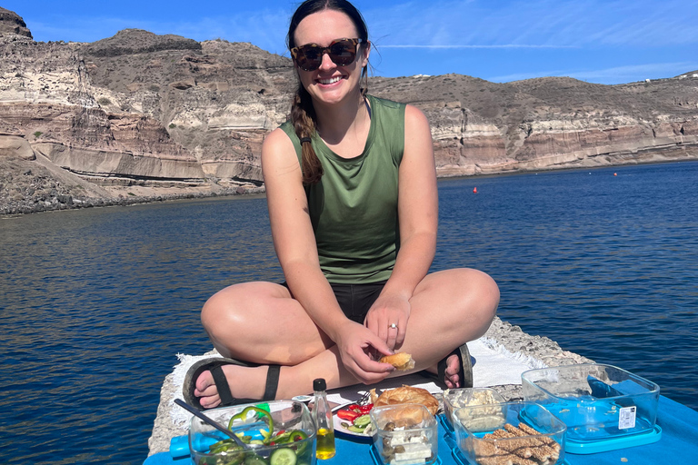 Santorini: Sea Caves Kayak Trip with Snorkeling and Picnic