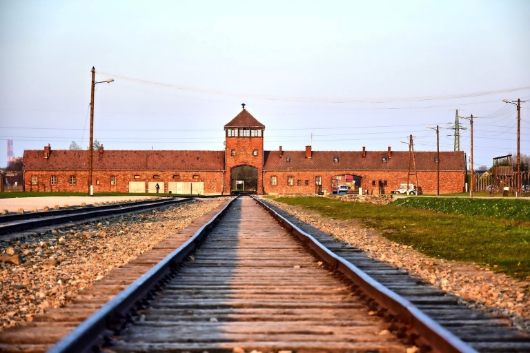 Kraków: wycieczka z przewodnikiem po Auschwitz-Birkenau i film o HolokauścieWycieczka po hiszpańsku z odbiorem i odbiorem