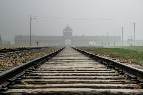 Kraków: wycieczka z przewodnikiem po Auschwitz-Birkenau i film o HolokauścieWycieczka po polsku z odbiorem i odbiorem