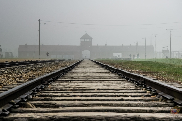Kraków: wycieczka z przewodnikiem po Auschwitz-Birkenau i film o HolokauścieWycieczka po niemiecku z odbiorem i odbiorem