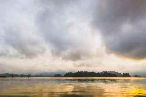 Khao Lak/Khlong Sok: rejs po jeziorze Cheow Lan o zachodzie słońca z napojamiWycieczka z Khao Lak