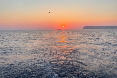 Santorini: Prywatna wycieczka wędkarska o zachodzie słońca z lunchem