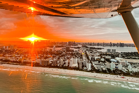 Miami Beach: Voo romântico particular ao pôr do sol com champanheMiami: voo privado romântico ao pôr do sol com champanhe