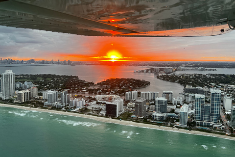 Miami Beach: Volo privato romantico al tramonto con champagneMiami: volo privato al tramonto romantico con champagne