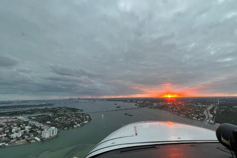 Miami: Romántico vuelo en avión al atardecer - Champán gratis