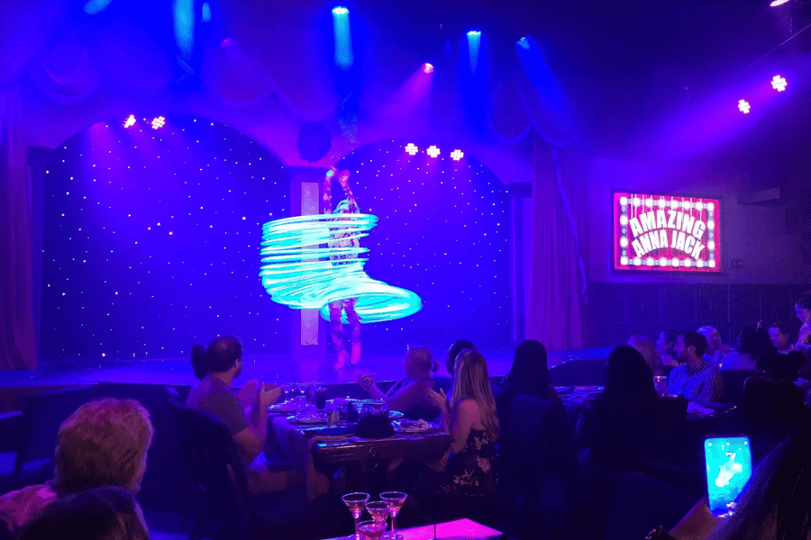 Orlando: Dinner-Show mit Comedy, Magie, Musik und Stunts. Foto: GetYourGuide