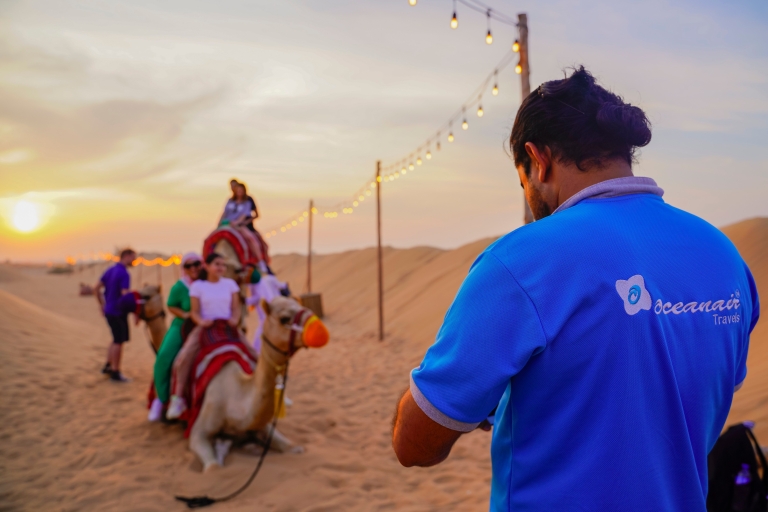Ab Dubai: Kamelritt bei Sonnenuntergang mit Shows & BBQ45 Minuten Gruppen-Kamelritt & Offenes Buffet