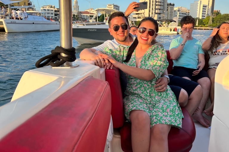 Cartagena: impreza na łodzi o zachodzie słońca z napojamiCartagena: wieczorne przyjęcie na łodzi z napojami