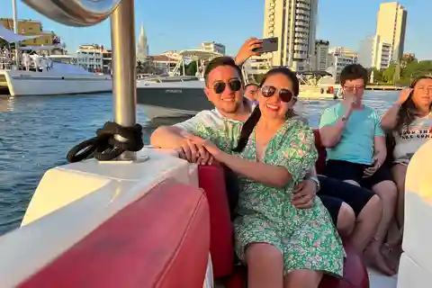 Passeio de barco ao pôr do sol, bar aberto e entrada gratuita na discoteca Cartagena