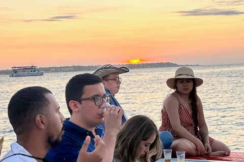 Cartagena : Soirée bateau au coucher du soleil avec boissonsCartagena : Soirée en bateau avec boissons