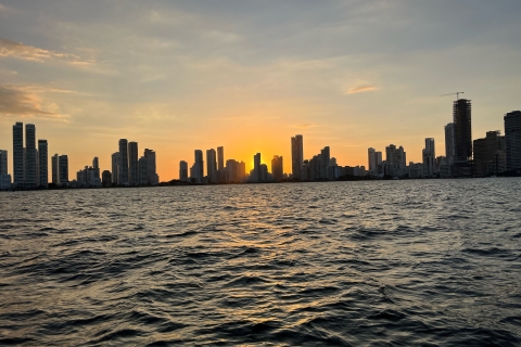 Cartagena : Soirée bateau au coucher du soleil avec boissonsCartagena : Soirée en bateau avec boissons
