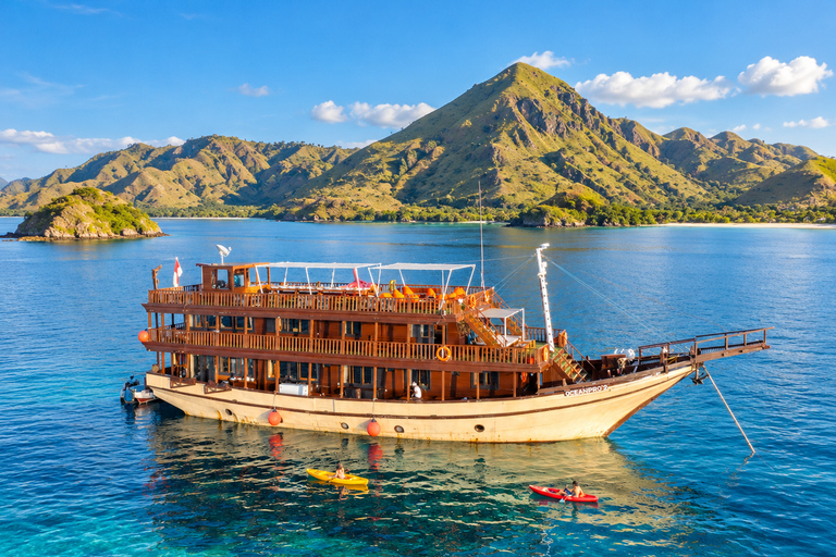 Labuan Bajo: 3-Day Komodo Sailing Luxury Boat with All Fees Deluxe Boat - Private Standar Room (2pax/room)