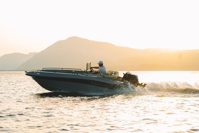 Aluguel de barcos em Santorini - sem licença - 5 horas ou 10 horasAluguel de barco de dia inteiro