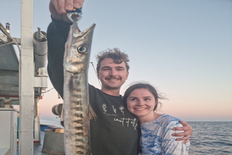 Santorini: Excursión privada en barco de pesca en alta mar al atardecerSantorini: Excursión privada en barco de pesca de altura