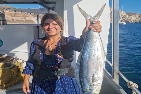 Santorini: Excursión privada en barco de pesca en alta mar al atardecerSantorini: Excursión privada en barco de pesca de altura