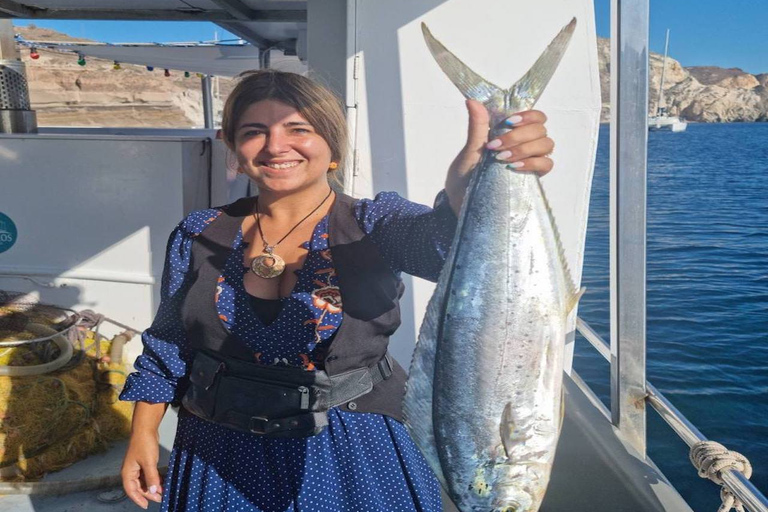 Santorini: Excursión privada en barco de pesca en alta mar al atardecerSantorini: Excursión privada en barco de pesca de altura