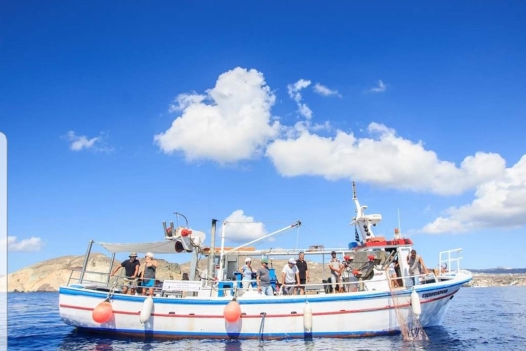 Santorini: Prywatna wycieczka łodzią rybacką o zachodzie słońcaSantorini: Prywatny rejs łodzią rybacką na głębokim morzu