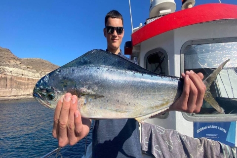 Santorini: Excursión privada en barco de pesca en alta mar al atardecerSantorini: Excursión privada en barco de pesca de altura