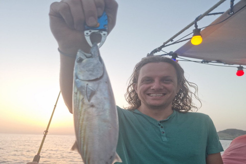 Santorini: passeio matinal privado de barco de pesca em alto mar