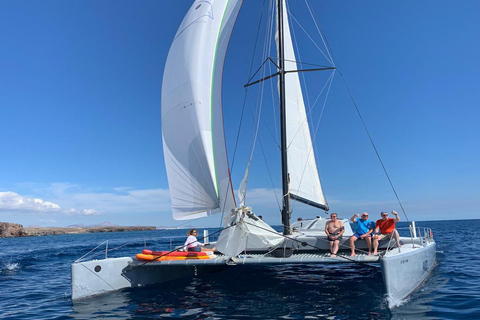 Ab Playa Blanca: Segeltour auf einem Rennkatamaran