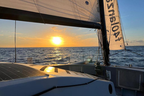 Au départ de Playa Blanca : excursion en voilier sur un catamaran de course