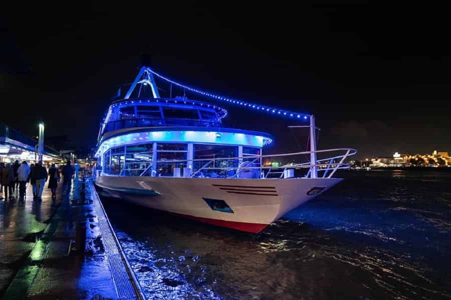 Hamburg: Samstag Nacht Boot Party. Foto: GetYourGuide