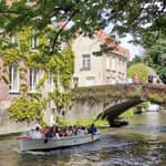 Bruges: crociera in barca per piccoli gruppi e tour a piedi guidato