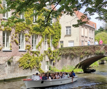 Brugge: Pienryhmäveneristeily ja opastettu kävelykierros.